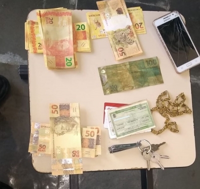 Homem é preso com mais de R$ 4 mil em notas falsas na região 