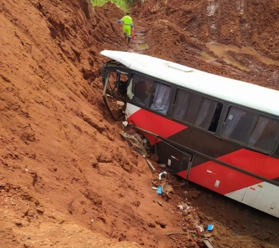 Ônibus invade trecho interditado e cai em cratera que se abriu após chuva na região