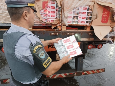 Mulher é presa transportando cigarros contrabandeados em caminhão na Rodovia Raposo Tavares