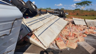 Carreta carregada de farinha tomba em rodovia na região