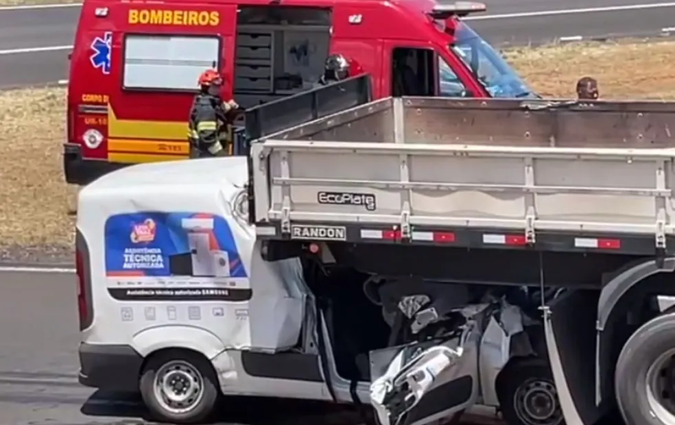 Motorista morre ao bater na traseira de bitrem em rodovia na região 