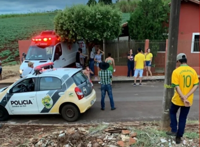 Homem mata esposa a golpes de faca, tira selfie com corpo da vítima e posta nas redes sociais, diz PM