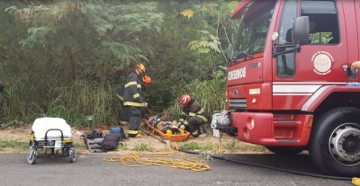 Idoso fica ferido após cair com o carro em córrego na região 