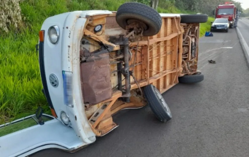 Kombi capota após roda se soltar em rodovia na região 