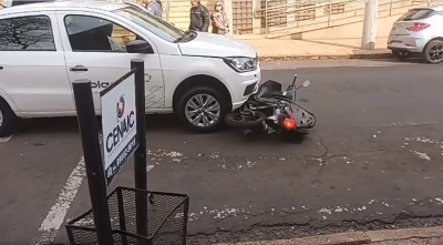 Mulher fica ferida em colisão entre moto e carro no centro de Ourinhos