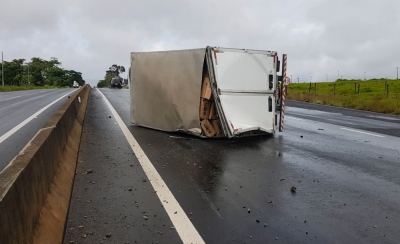 Caminhão tomba e interrompe trânsito em uma das faixas de rodovia na região