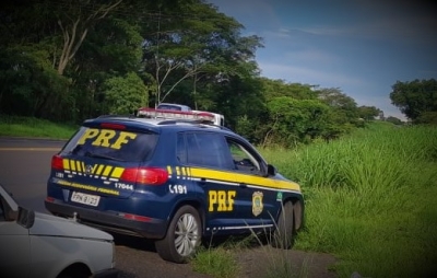 Carreta com 60 mil litros de metanol tomba na BR-153 