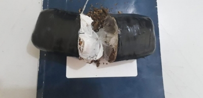 Mulher vai visitar detento com filho de 2 anos e acaba presa com droga escondida em partes íntimas 