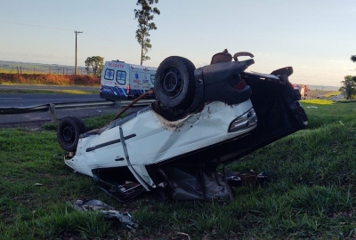 Idoso de 78 anos morre ao ter carro atingido por caminhonete em capotamento na SP-225, em Espírito Santo do Turvo 