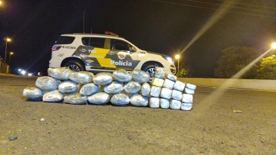 Motorista é preso com tabletes de maconha, haxixe e skunk na SP-225 e Santa Cruz do Rio Pardo