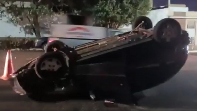 Carro tomba após colidir em veículo estacionado em Ourinhos