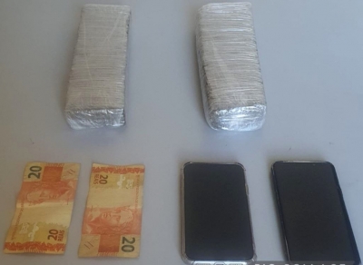 Dupla é presa realizando o tráfico de drogas em plena luz do dia em Ourinhos 