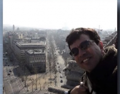 Cantor morre após cair de varanda enquanto tocava violão 
