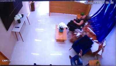 Mulher sai ilesa após carro invadir escritório e atingir poltrona; vídeo