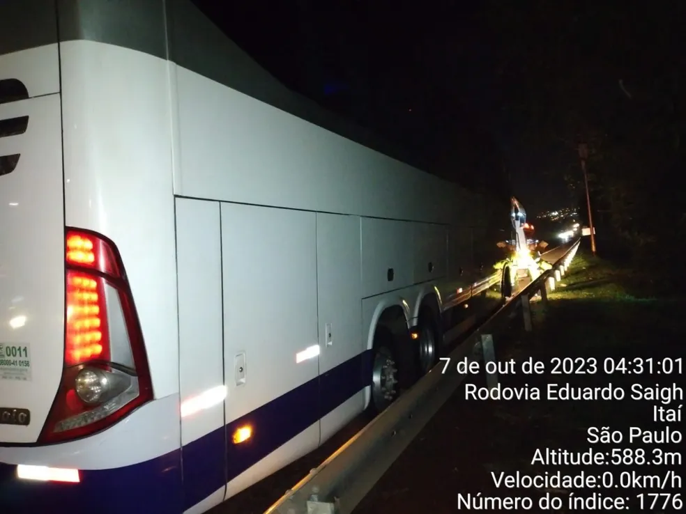 Mulher morre atropelada por moto e ônibus em rodovia na região 