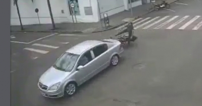 Câmeras de segurança flagram carro na contramão atingindo moto em Ourinhos 
