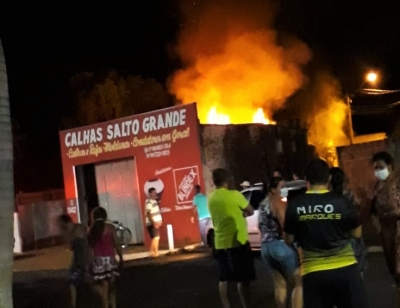 Bombeiros de Ourinhos combatem incêndio em residência em Salto Grande