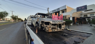 Incêndio destrói carro deixado na rua em Ourinhos 