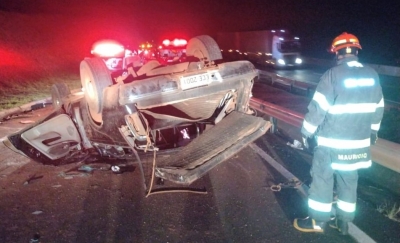 Três pessoas ficam feridas em capotamento de caminhonete em rodovia em Santa Cruz do Rio Pardo 