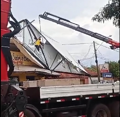 Tenda que foi parar em telhado de lanchonete é retirada por empresa em Canitar 