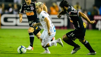 Santos vence o Corinthians e assume a liderança do Brasileirão