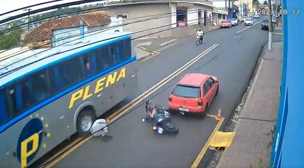 Motociclista sofre acidente, mas escapa de ferimentos graves; vídeo 