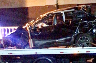 Quadrilha capota carro roubado e suspeito morre ao ser arremessado para fora do veículo na região