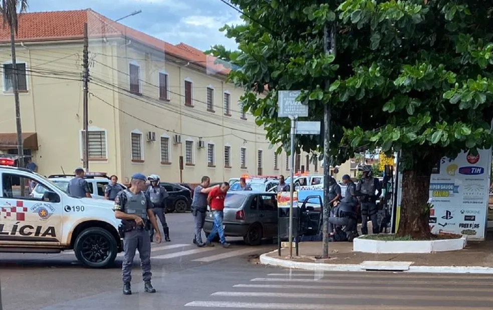 Vítima salta de veículo roubado e dupla é presa em flagrante após perseguição policial na região 