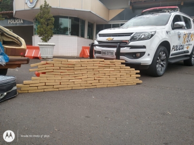 Casal é preso com maconha no carro em rodovia da região