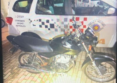 Polícia recupera moto furtada em Ourinhos; veículo estava com jovem que alegou que comprou o veículo por R$200 
