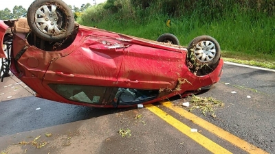 Idoso fica ferido após carro capotar na Rodovia Raposo Tavares 