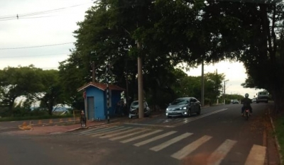 Carro fica destruído ao bater em poste em Ourinhos 