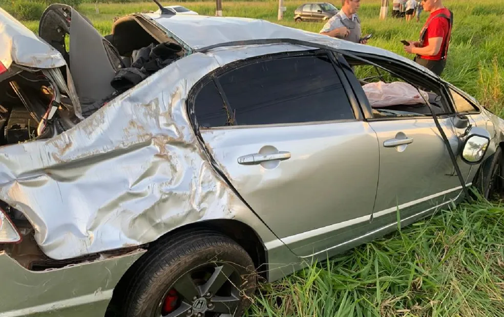 Passageiro de carro fica ferido após capotamento em rodovia na região 