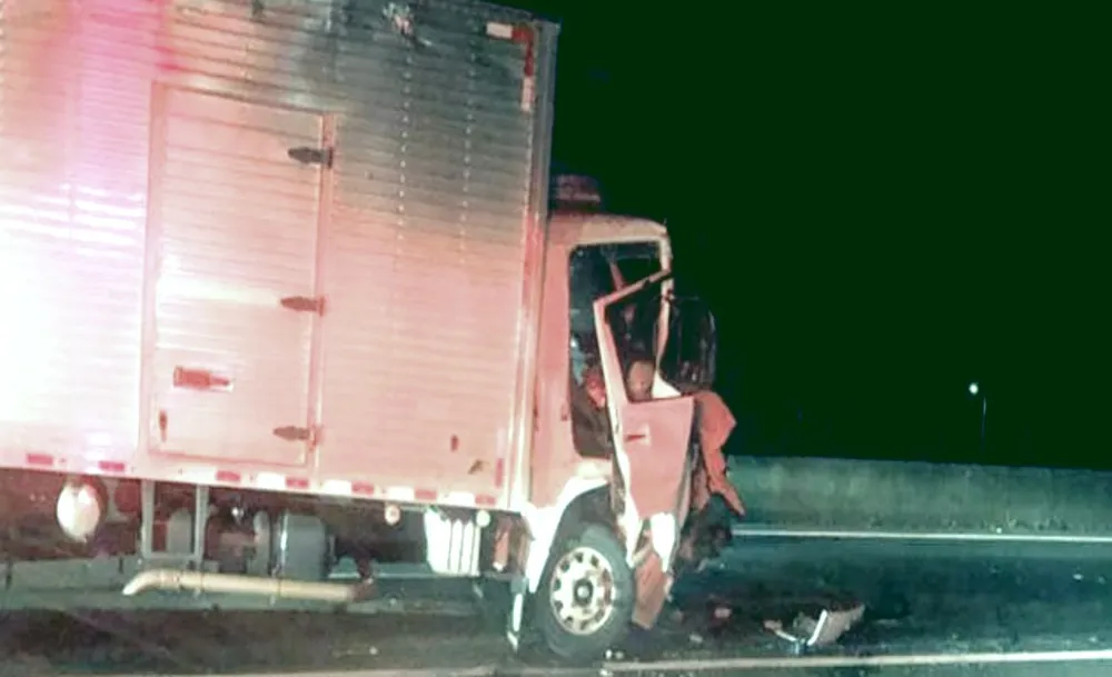 Caminhoneiro fica preso às ferragens em colisão traseira na Raposo Tavares