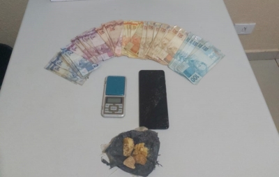Casal é preso com grande quantidade de crack em casa em Salto Grande 