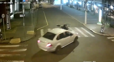 Carro fecha motocicleta e causa acidente em Ourinhos 
