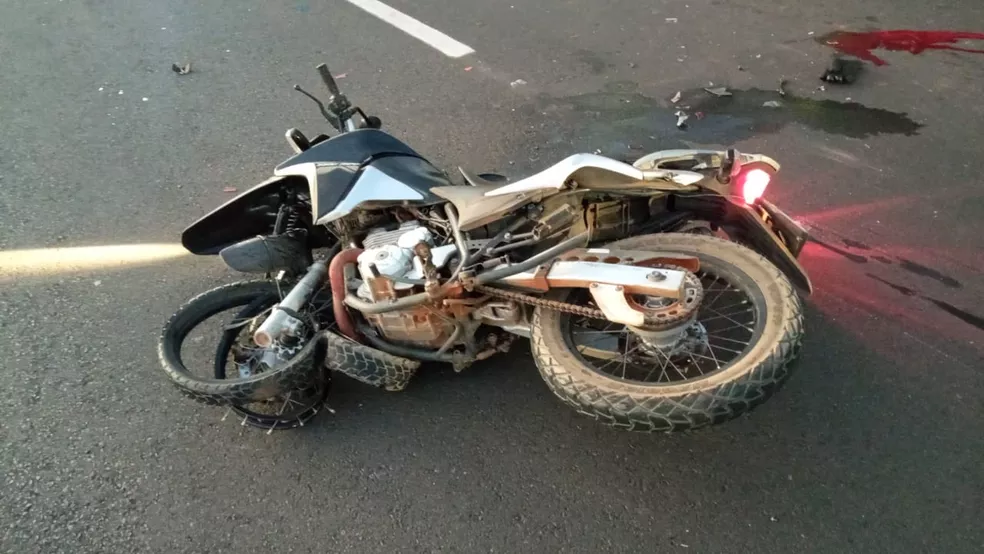Motociclista morre após bater em caminhão e ser arrastado em rodovia na região 