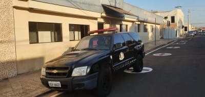 Homem embriagado invade contramão e atinge motociclista em Ourinhos