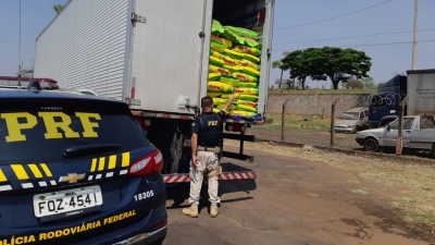 PRF apreende grande quantidade de ração animal sem nota fiscal em Ourinhos