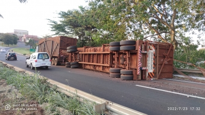 Carroceria de caminhão canavieiro tomba na Raposo Tavares e espalha cana-de-açúcar na pista em Ourinhos 