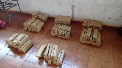 PRF apreende maconha e skunk em Ourinhos; traficante fugiu