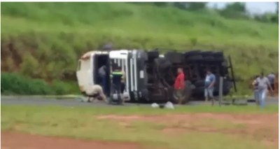Caminhão tomba e espalha carga de óleo vegetal em rodovia na região 