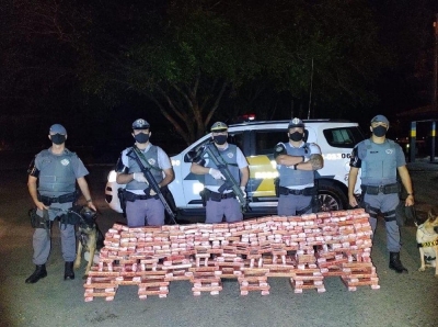 Polícia Rodoviária apreende mais de 1,2 mil tabletes de maconha em rodovias da região 