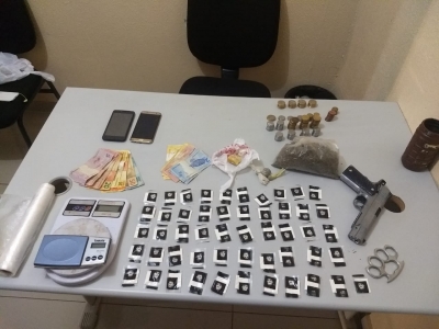 Dupla é presa com grande quantidade de drogas e arma de brinquedo em Bernardino de Campos