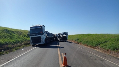 Caminhões batem na BR-153 