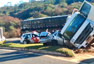Carreta tomba em cima de carro e deixa uma pessoa ferida em rodovia paulista 
