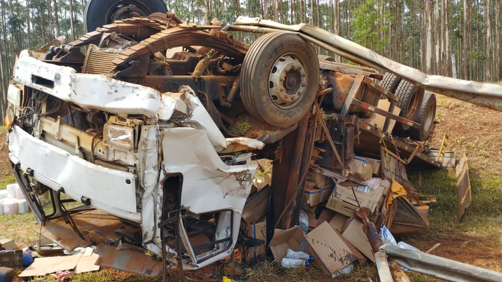 Caminhão capota em rodovia do Centro-Oeste Paulista 