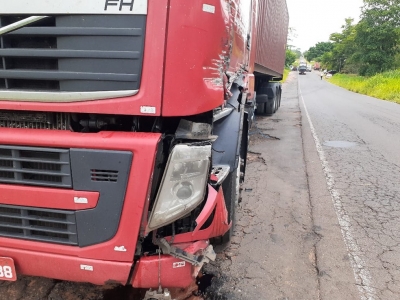 Motorista fica ferido após acidente entre caminhões em vicinal