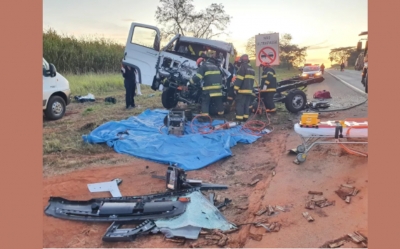 Motorista fica preso nas ferragens após batida entre caminhões na região