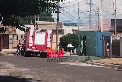 Bombeiros combatem fogo em residência em Ourinhos